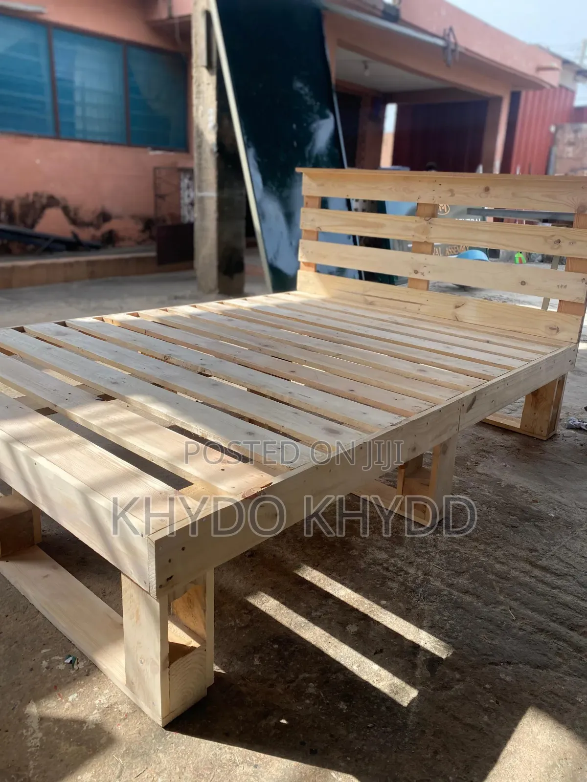 Ultramodern Pallet Bed
