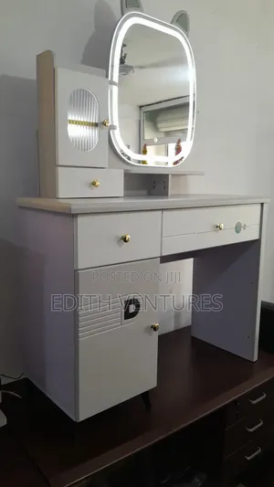 Chargeable Dressing Mirror With a Stool