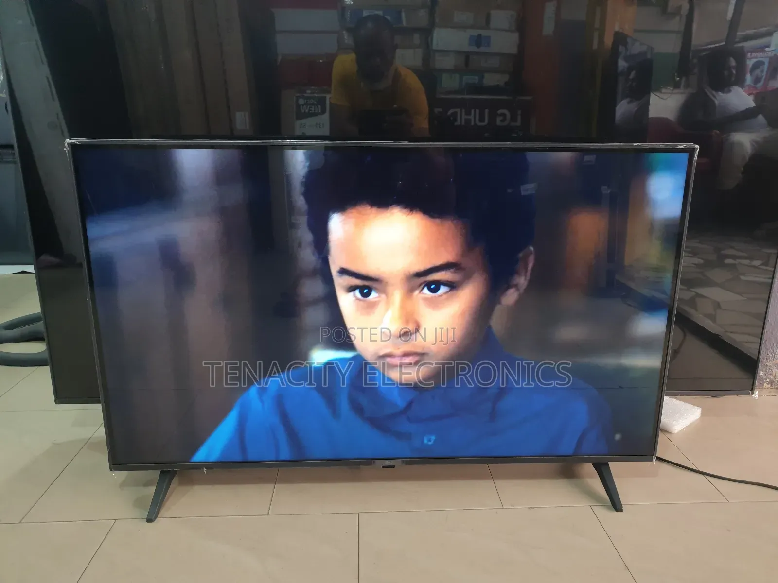2023/43"Lg Uhd HDR Smart Satellite Tv