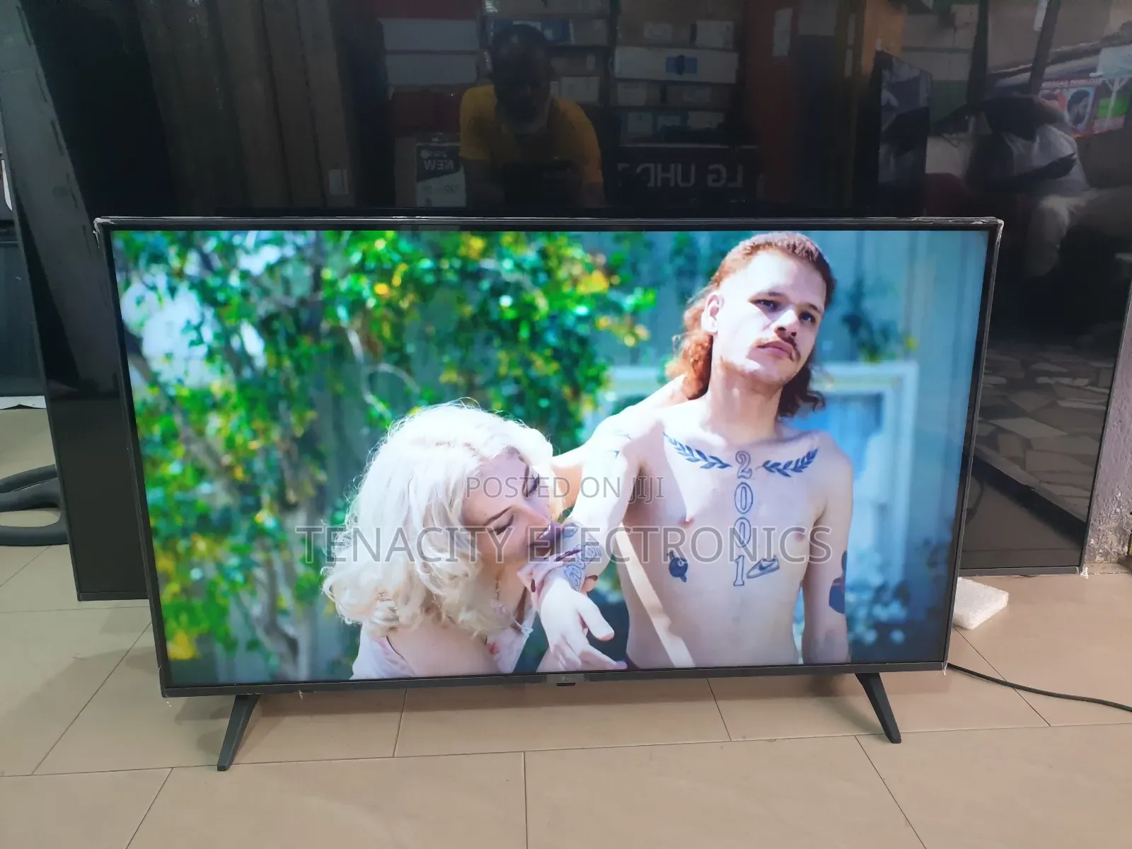 2023/43"Lg Uhd HDR Smart Satellite Tv