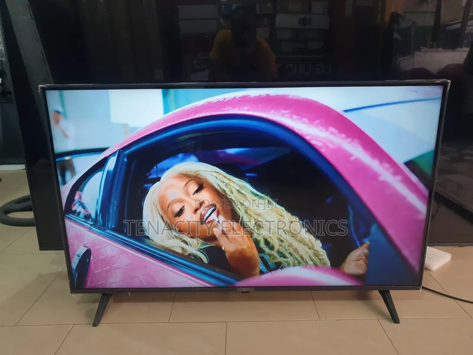 2023/43"Lg Uhd HDR Smart Satellite Tv