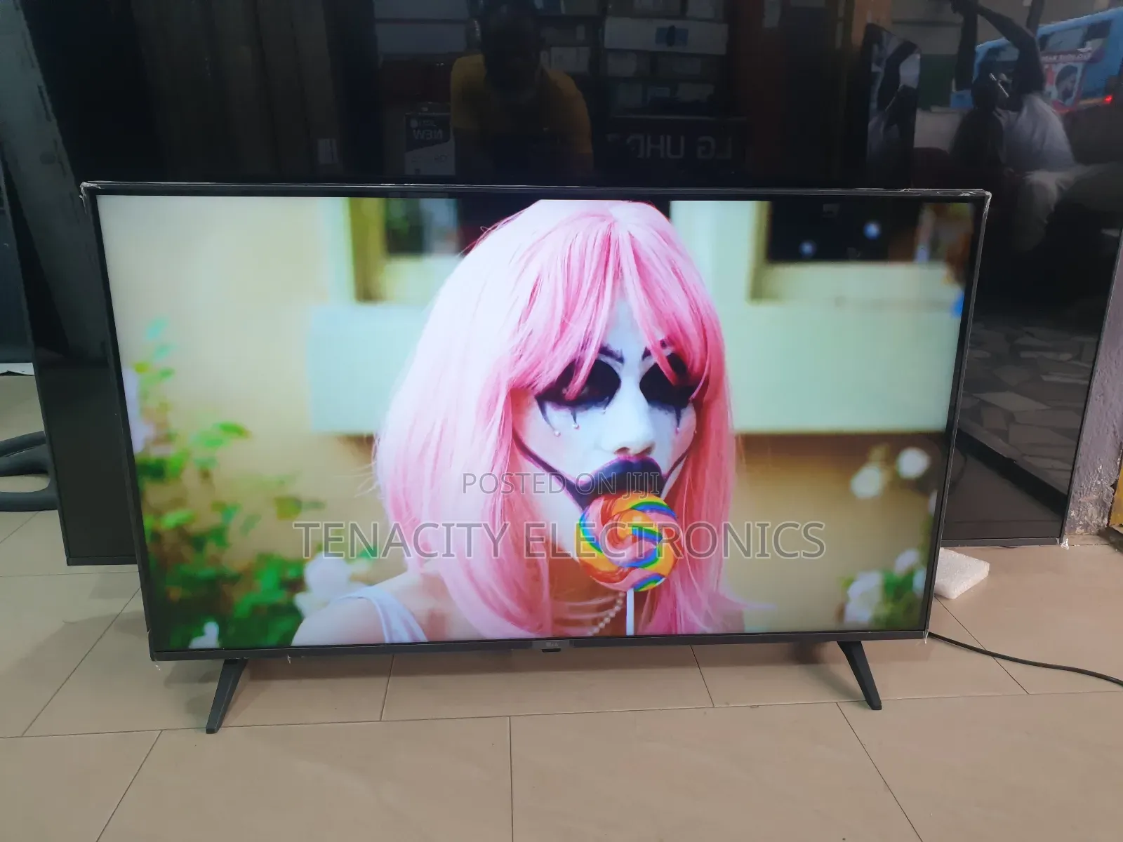 2023/43"Lg Uhd HDR Smart Satellite Tv