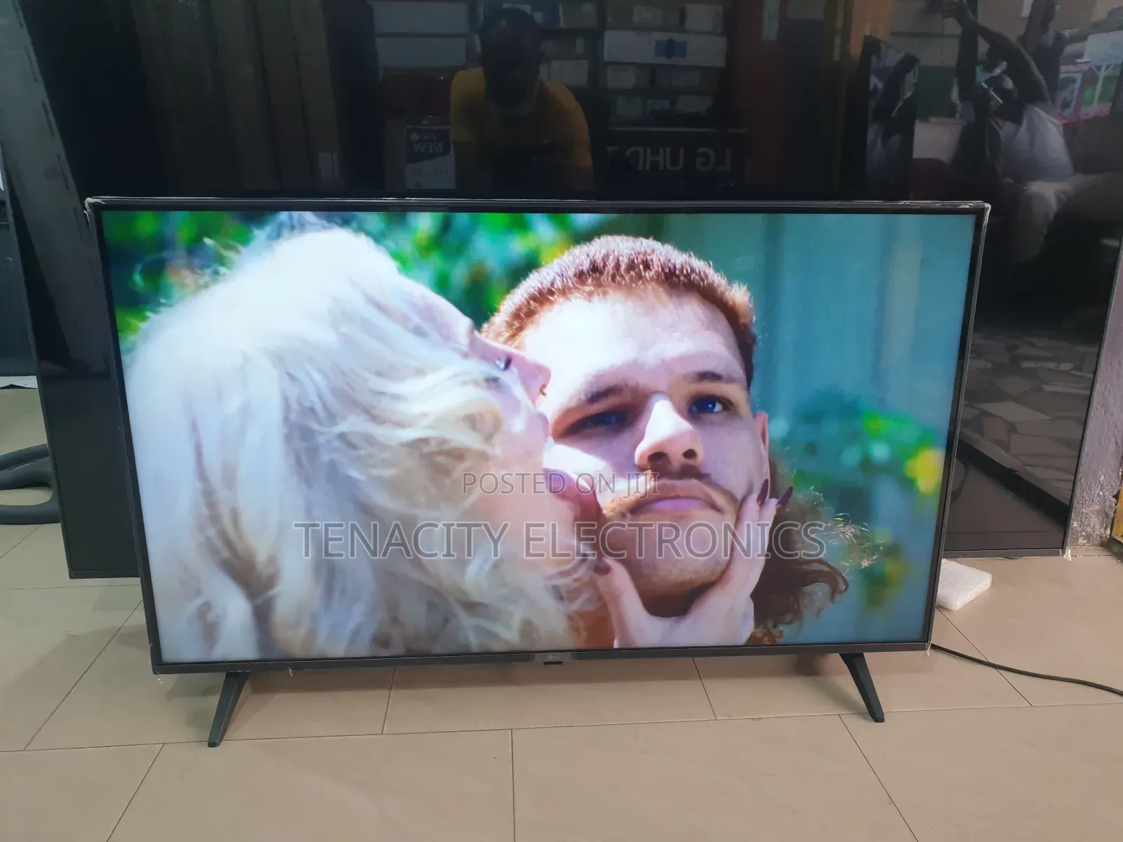 2023/43"Lg Uhd HDR Smart Satellite Tv