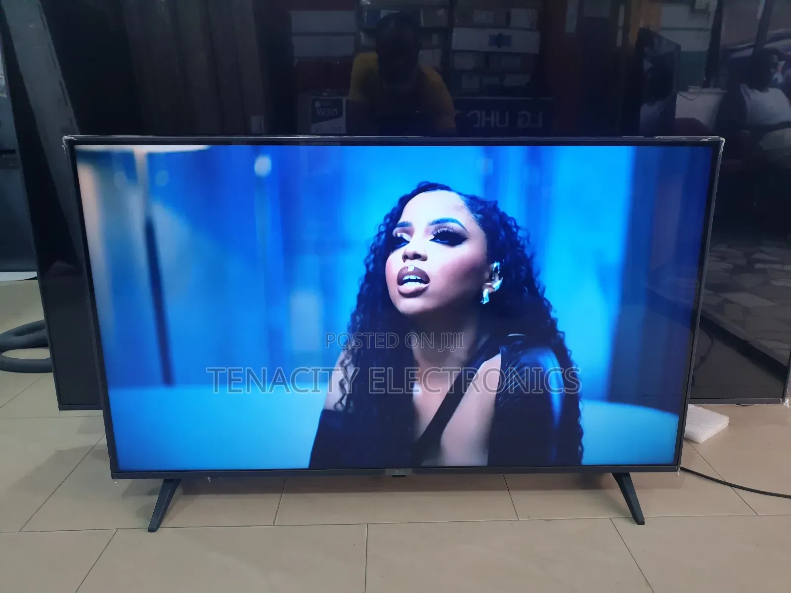 2023/43"Lg Uhd HDR Smart Satellite Tv