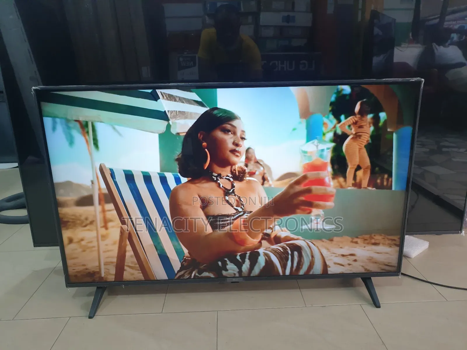 2023/43"Lg Uhd HDR Smart Satellite Tv