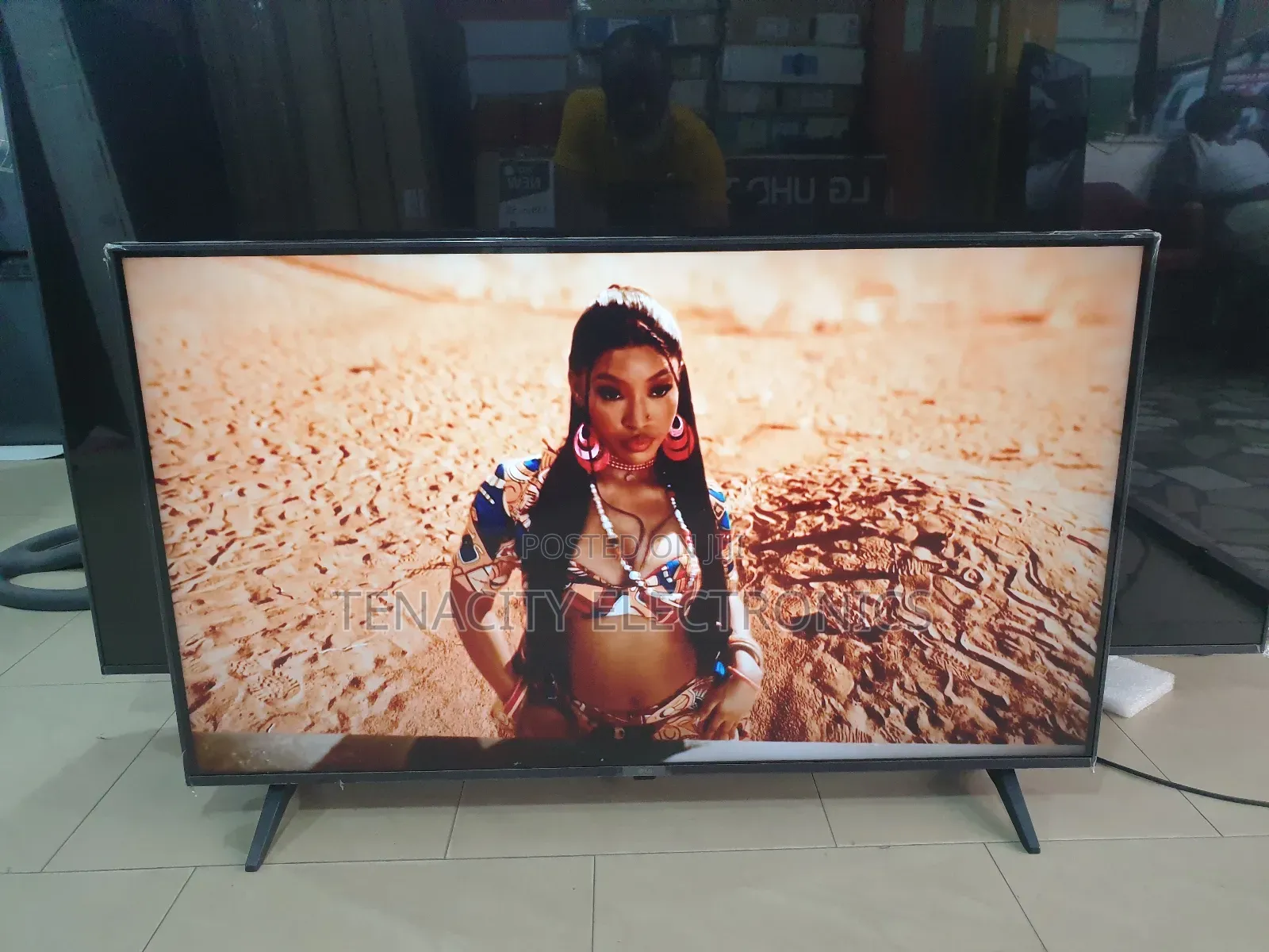 2023/43"Lg Uhd HDR Smart Satellite Tv