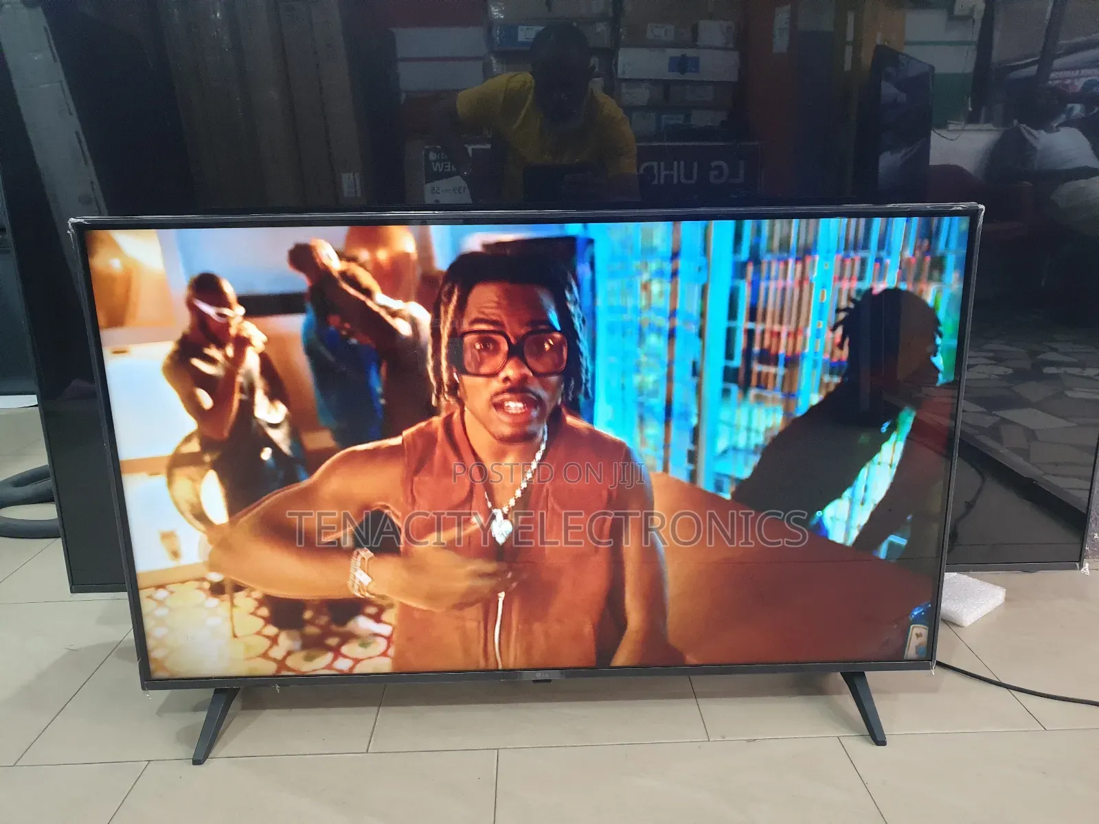 2023/43"Lg Uhd HDR Smart Satellite Tv