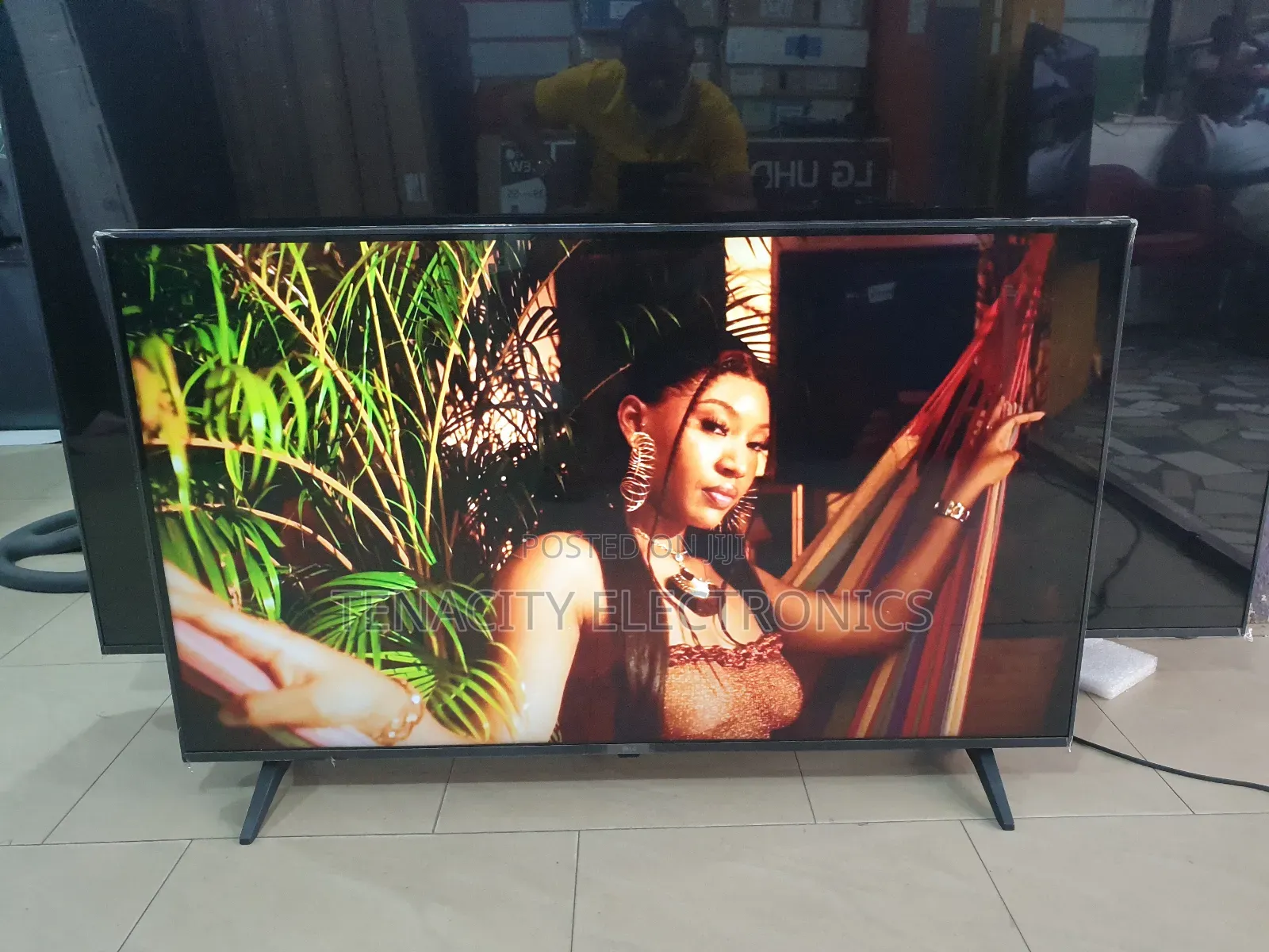 2023/43"Lg Uhd HDR Smart Satellite Tv