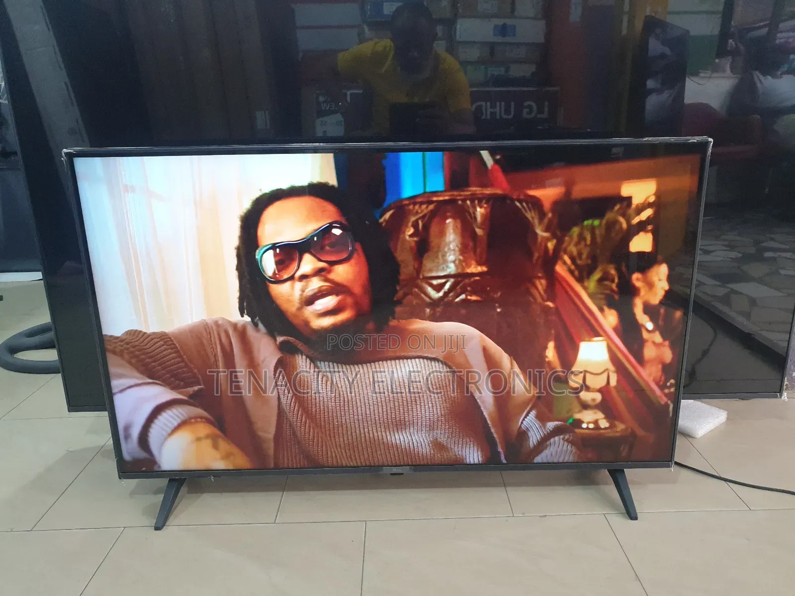 2023/43"Lg Uhd HDR Smart Satellite Tv