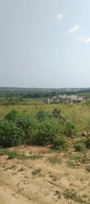 Estate Land With Endless Blue Skies and Fresh Air, Dominase