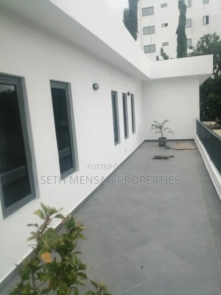 4bdrm Mansion in Skm, Airport Residential Area for rent