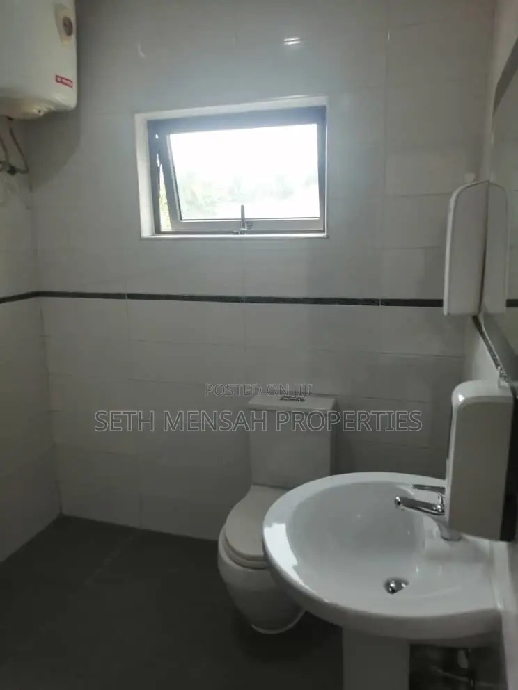 4bdrm Mansion in Skm, Airport Residential Area for rent