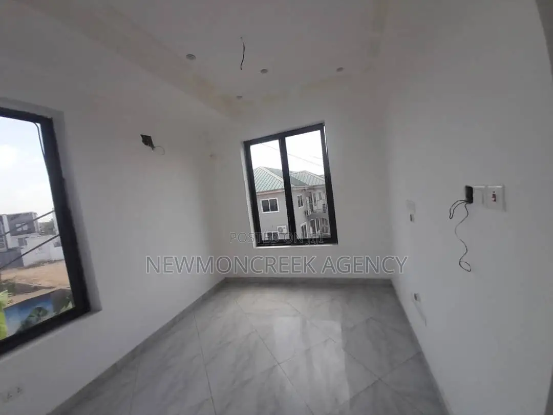 3bdrm Duplex in Botwe,Melcom Rd., Accra Metropolitan for sale