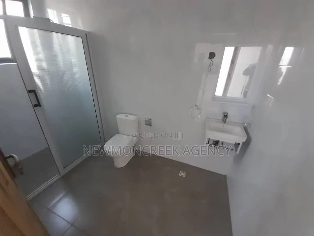 3bdrm Duplex in Botwe,Melcom Rd., Accra Metropolitan for sale