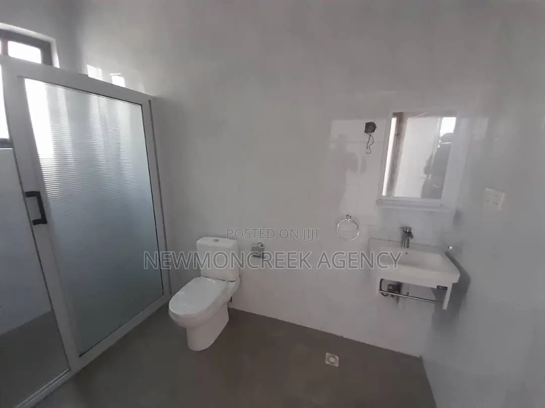 3bdrm Duplex in Botwe,Melcom Rd., Accra Metropolitan for sale