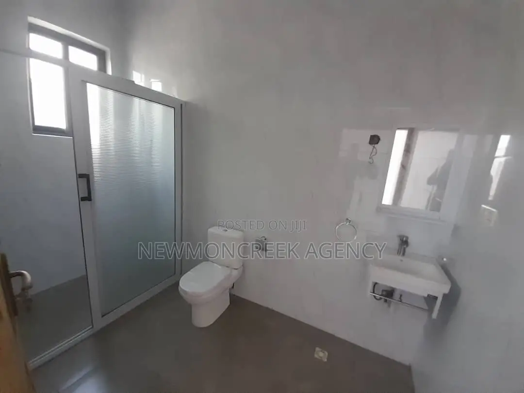 3bdrm Duplex in Botwe,Melcom Rd., Accra Metropolitan for sale