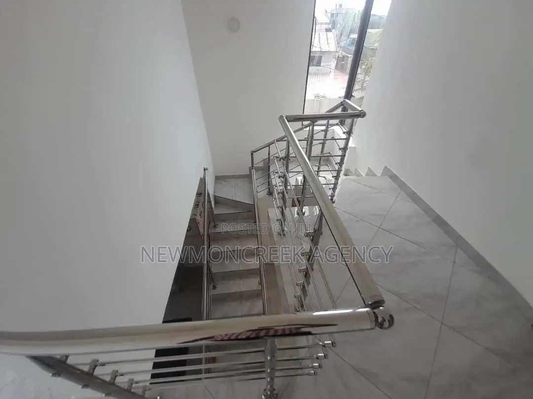 3bdrm Duplex in Botwe,Melcom Rd., Accra Metropolitan for sale