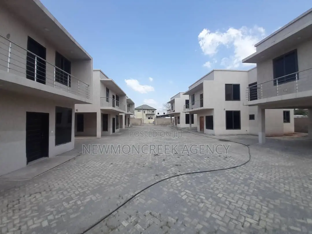 3bdrm Duplex in Botwe,Melcom Rd., Accra Metropolitan for sale