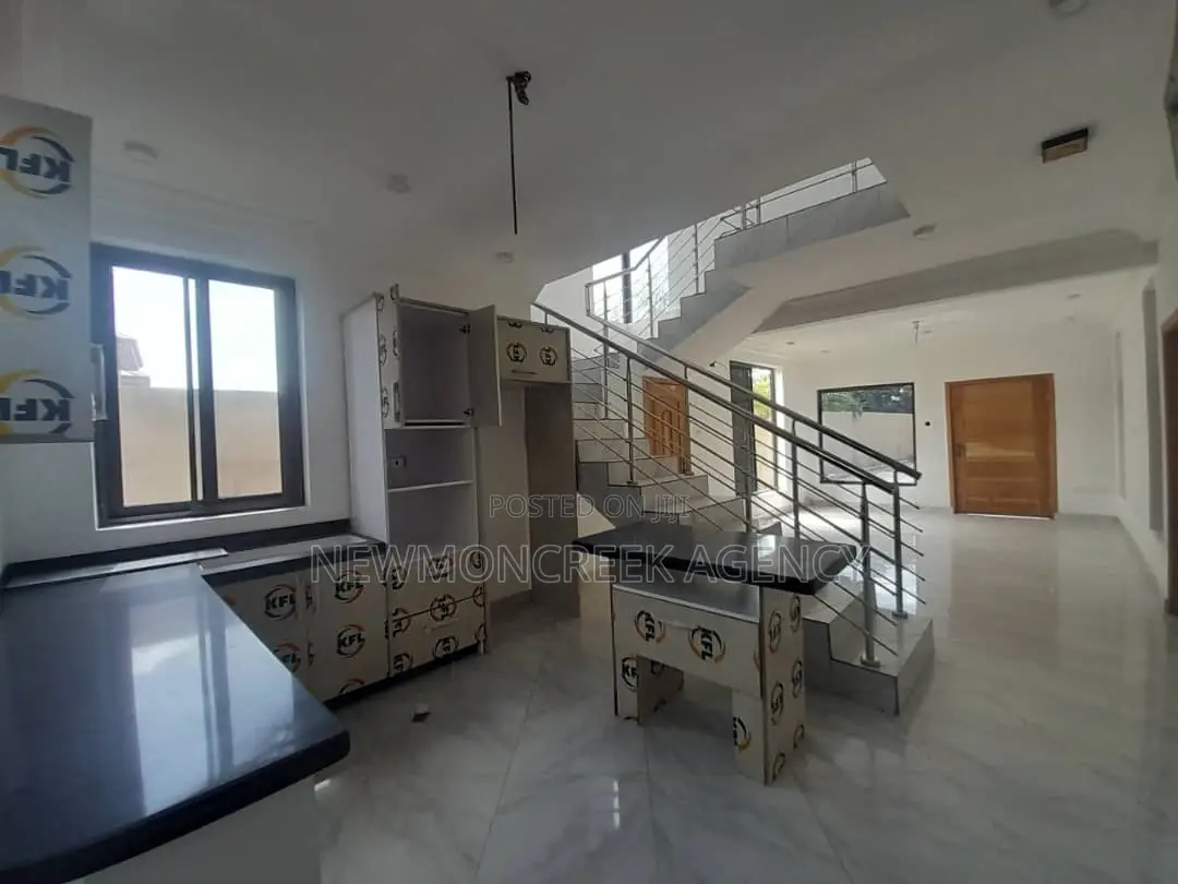 3bdrm Duplex in Botwe,Melcom Rd., Accra Metropolitan for sale