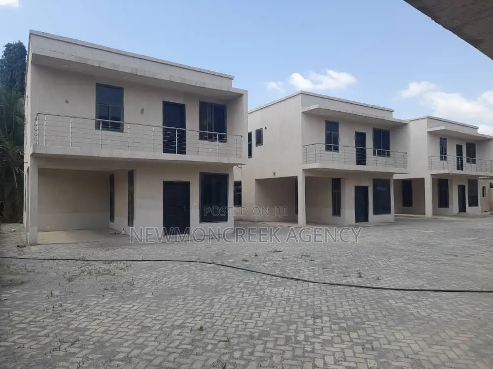 3bdrm Duplex in Botwe,Melcom Rd., Accra Metropolitan for sale