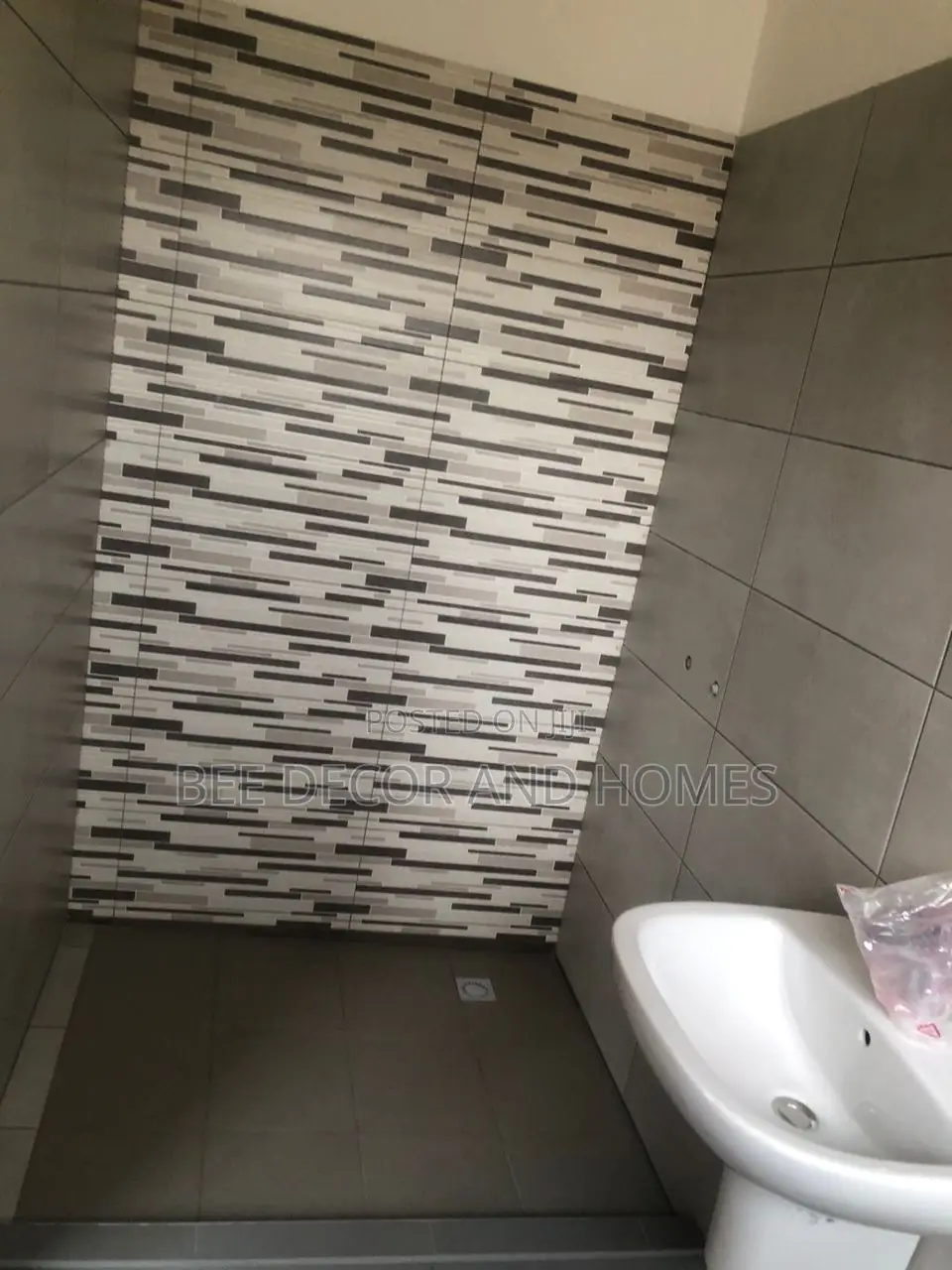 6bdrm House in Bee Decor & Homes, Adenta for sale