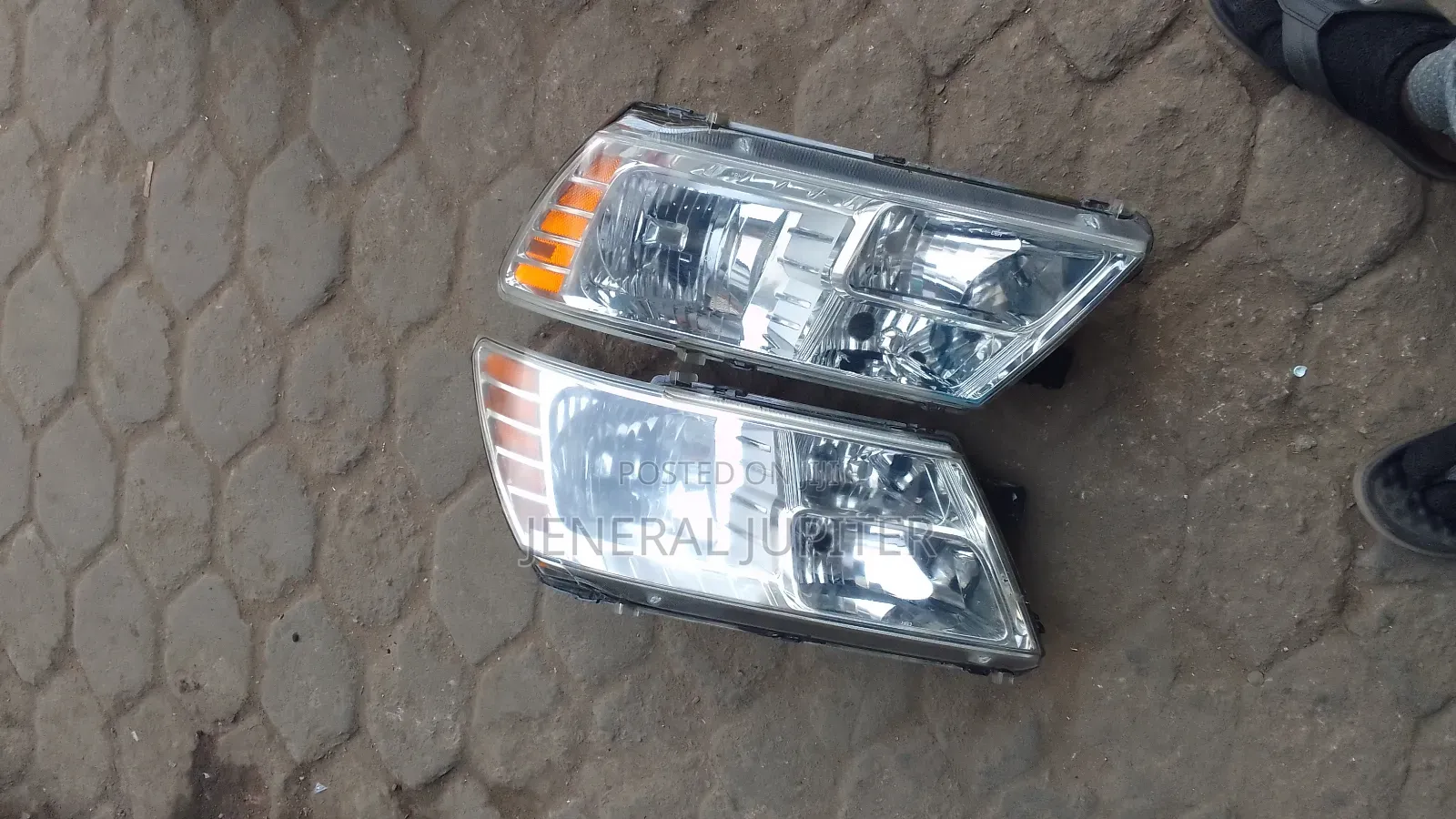 Dodge Journey Headlight Pair.