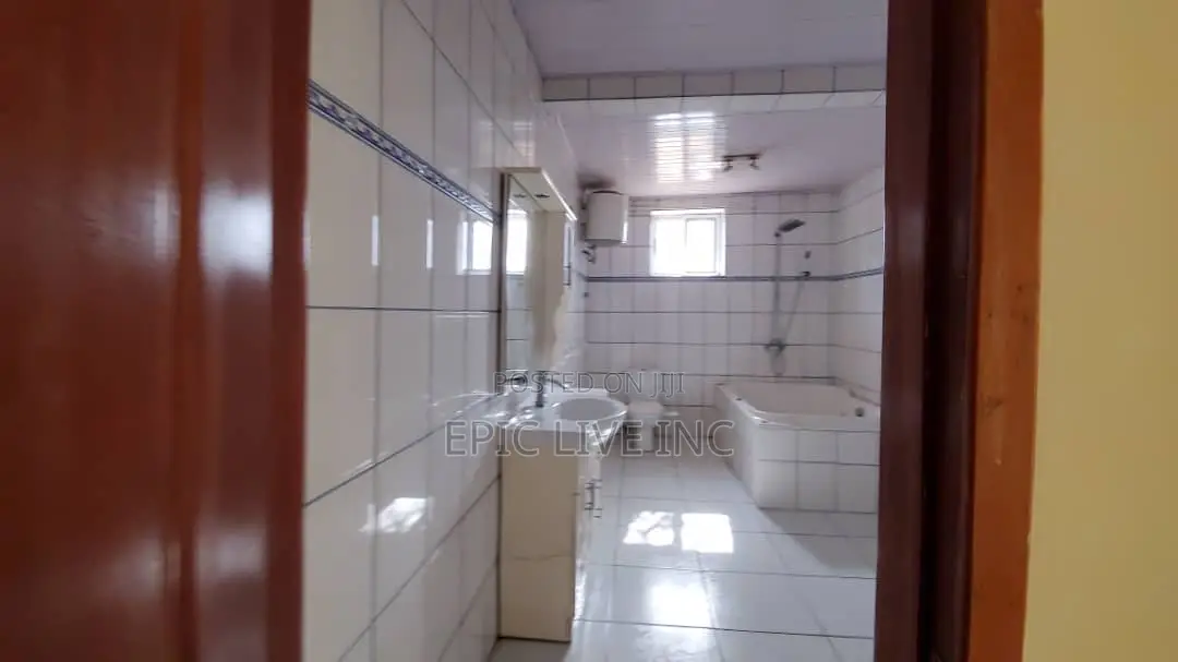 8bdrm Apartment in Labone for rent