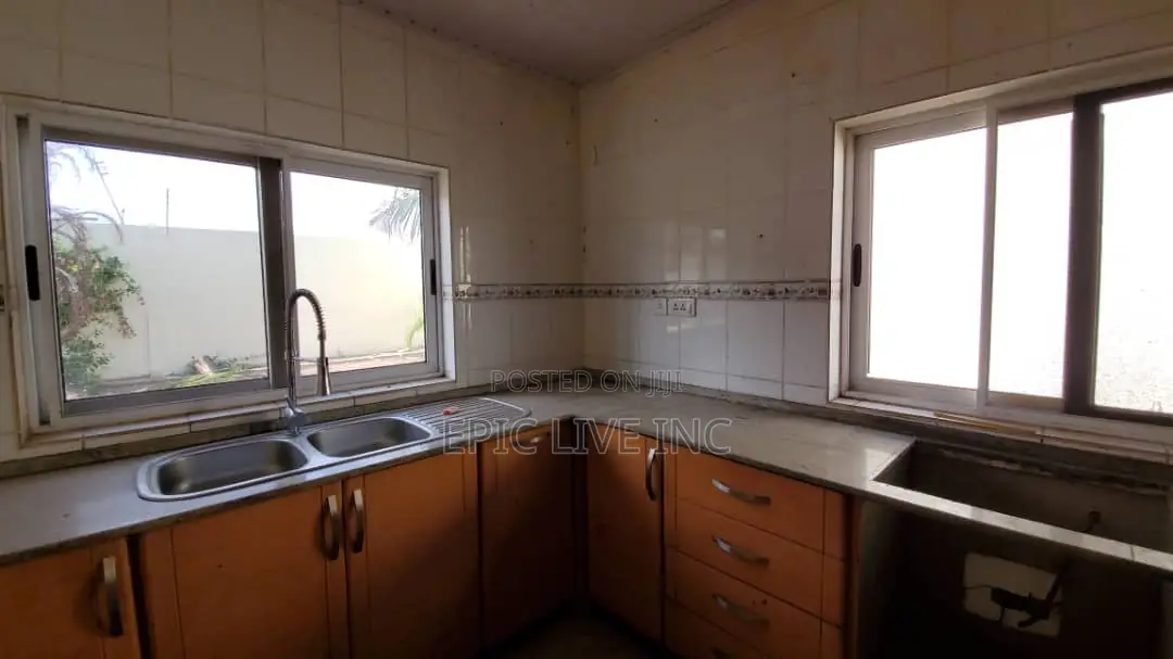 8bdrm Apartment in Labone for rent