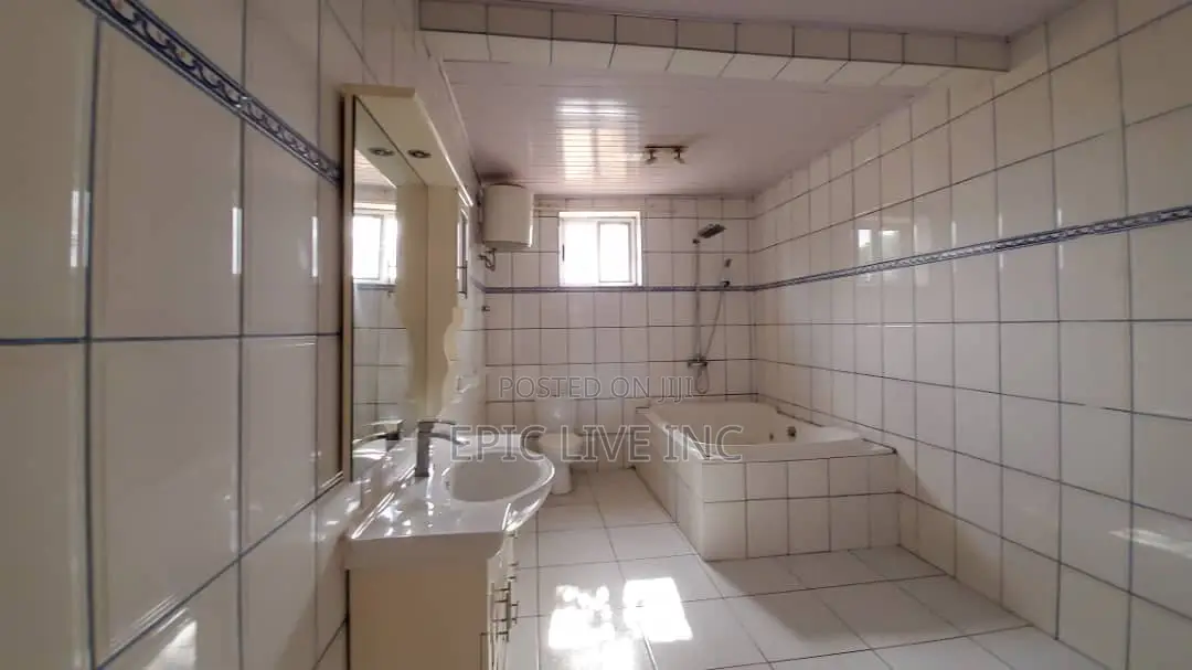 8bdrm Apartment in Labone for rent