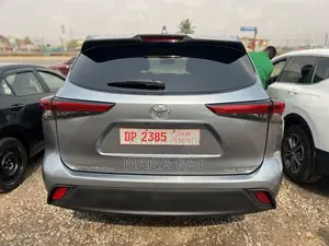 Toyota Highlander XLE 2022 Blue