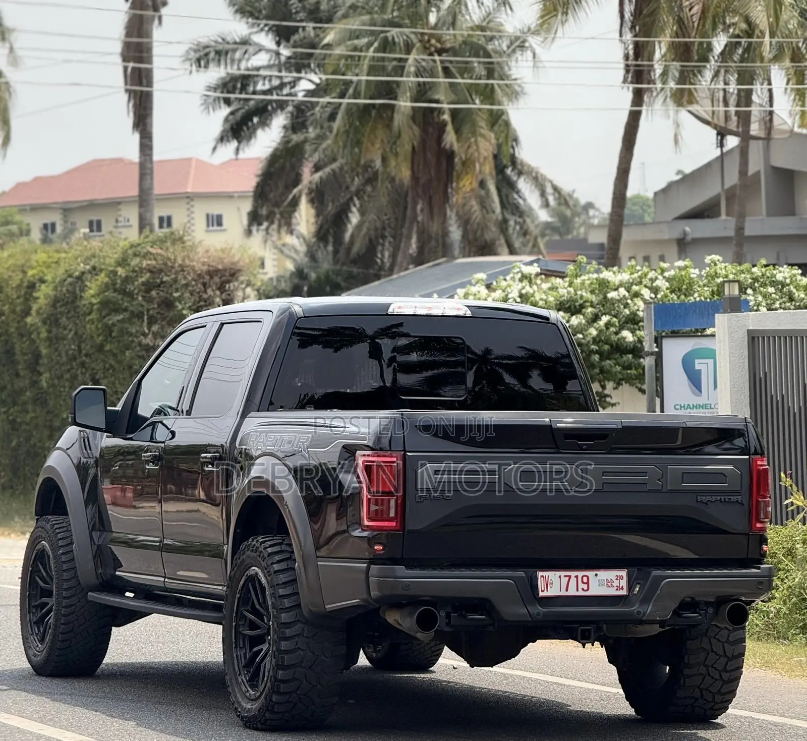 Ford F-150 Raptor 4x4 SuperCrew Cab Styleside 5.5 ft. box 145 in. WB
