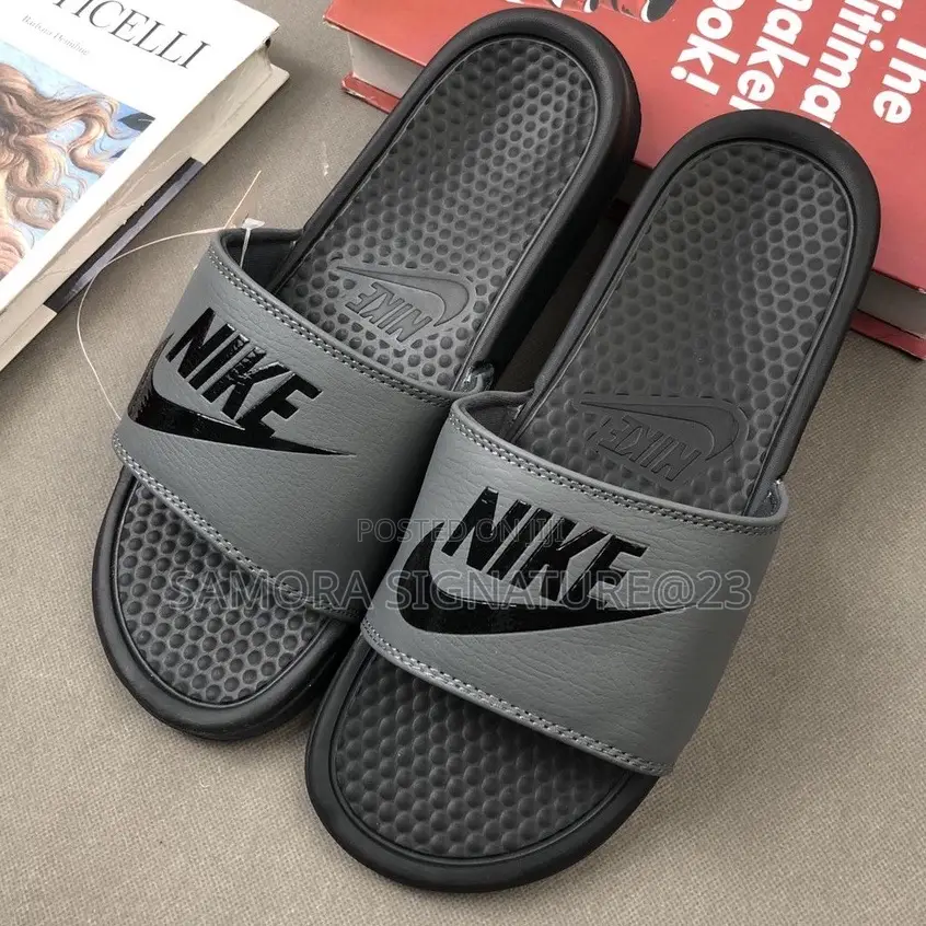 Nike Benassi Slides