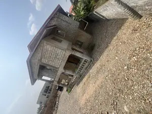 4bdrm House in Bee Decor & Homes, Old Ashomang for sale