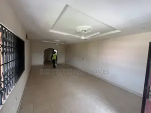 2bdrm Apartment in Bee Decor & Homes, Old Ashomang for rent