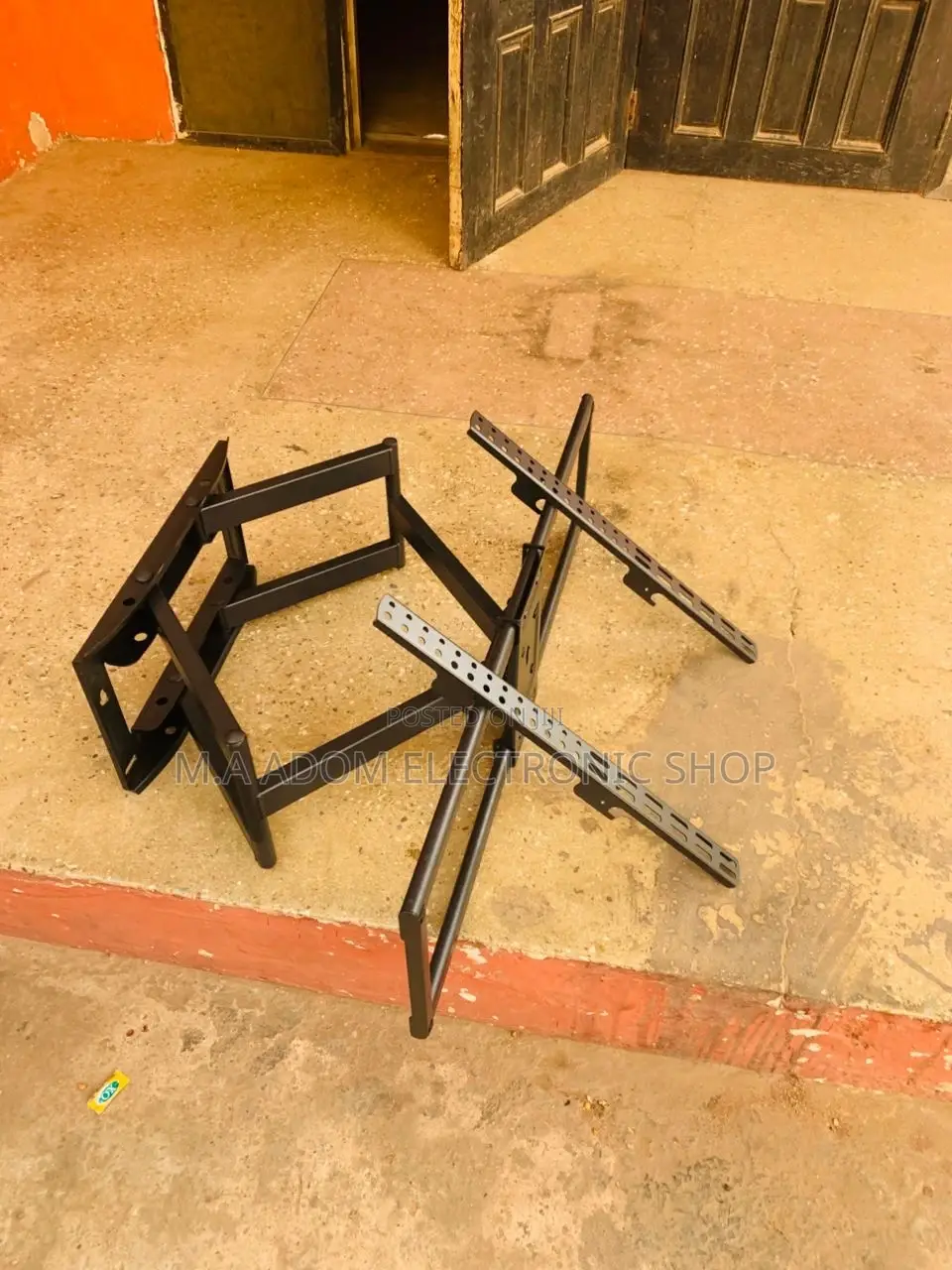 Find Your Perfect View: Adjustable TV Mount for 32-70" TVS