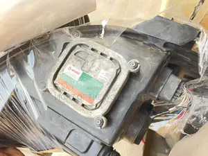 Lincoln MKT Headlight 2010 Driver Side With Charger