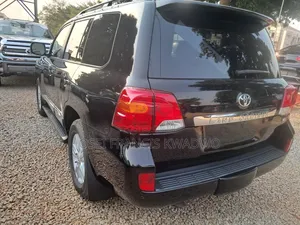 Toyota Land Cruiser 5.7 V8 2014 Black