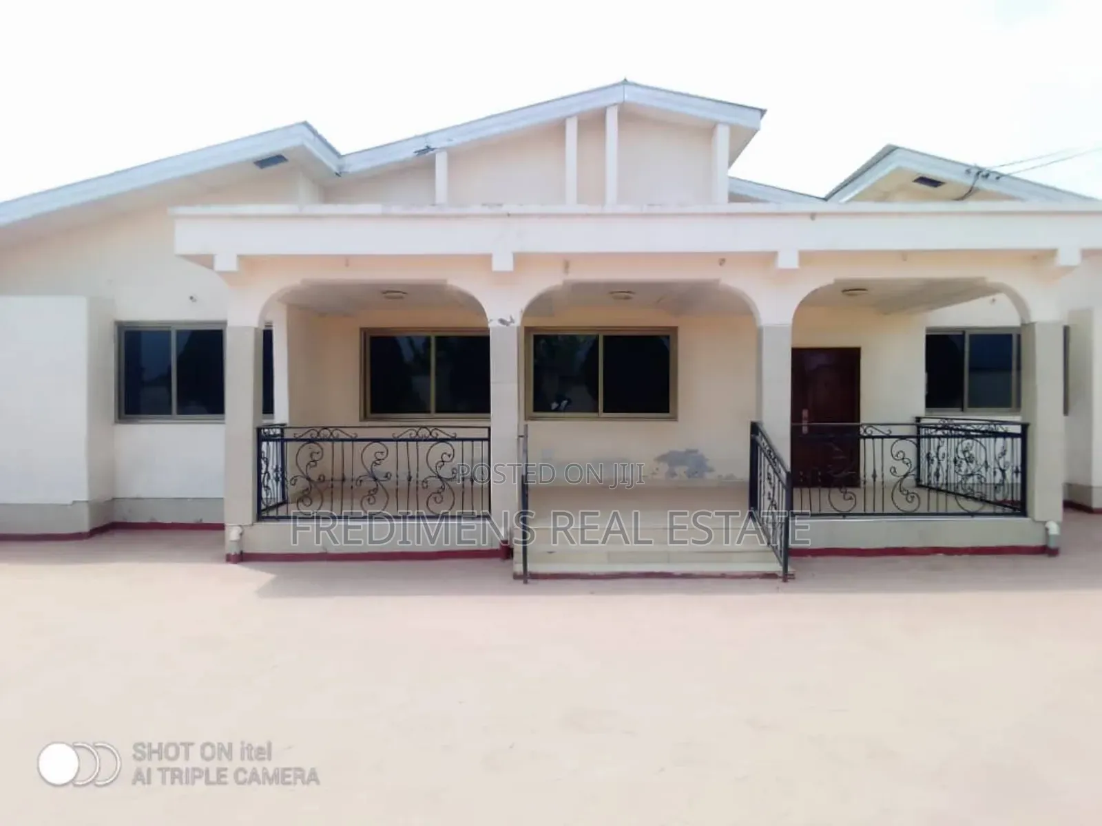 5bdrm House in Fredimens Real, Kumasi Metropolitan for sale