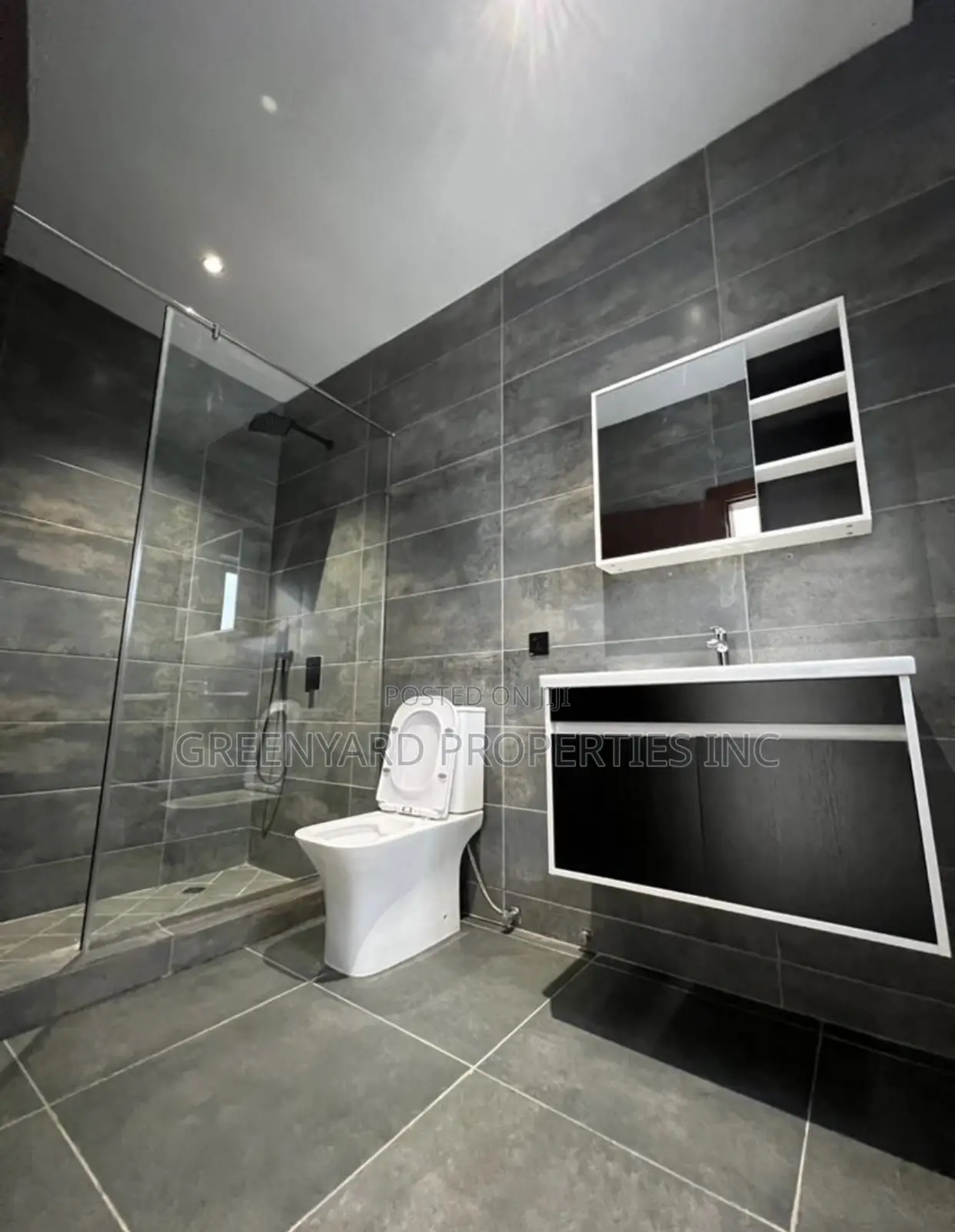 3bdrm Duplex in School Junction, Ashaley Botwe for rent