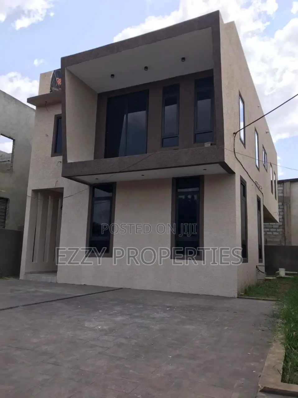 3bdrm Duplex in East Legon Hills for sale