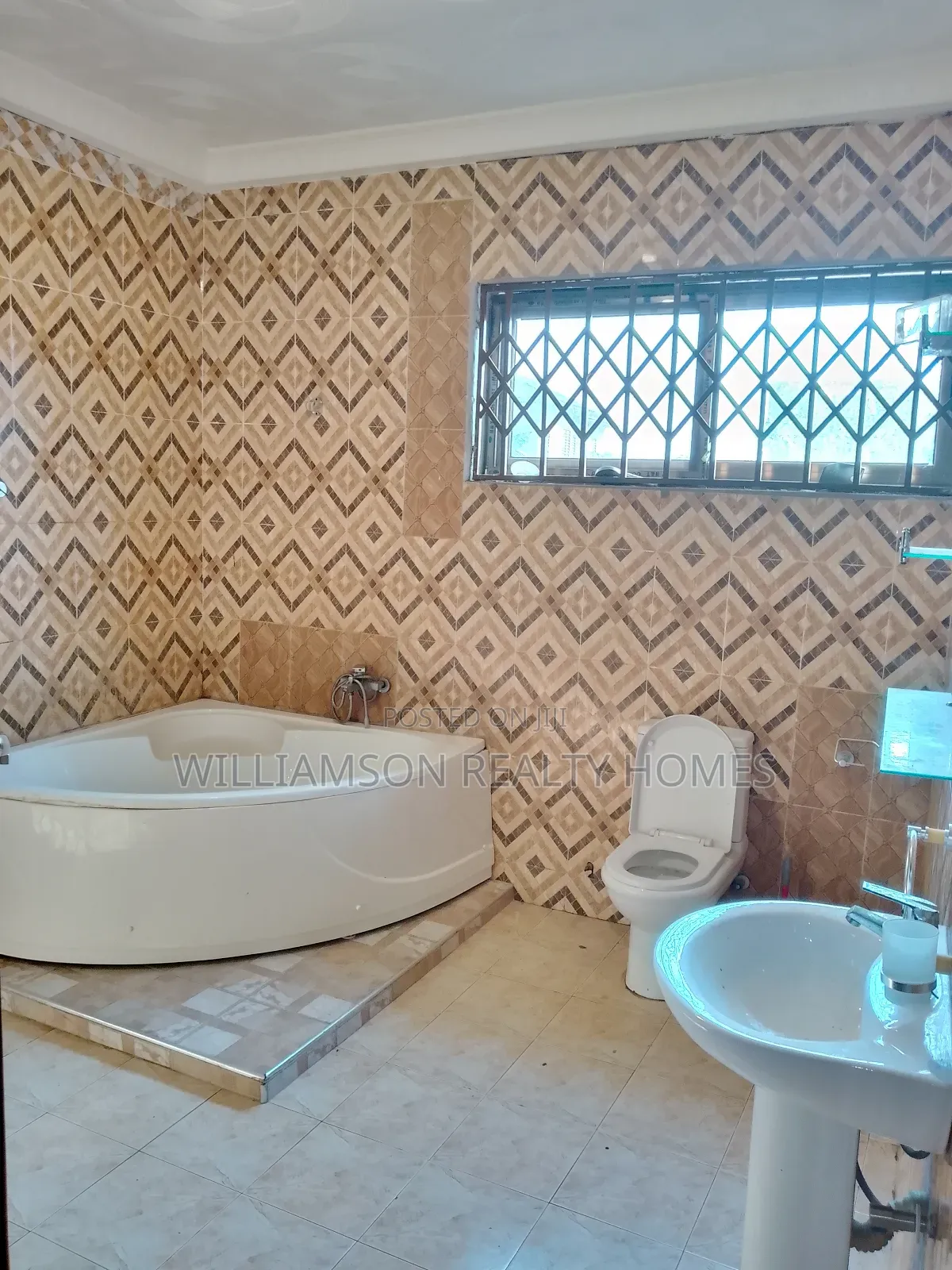 5bdrm House in Hfc Estate Area, Spintex for rent