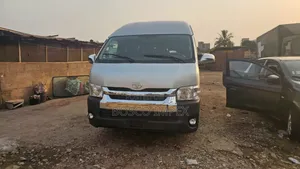 Toyota Grand HiAce 2015 Silver