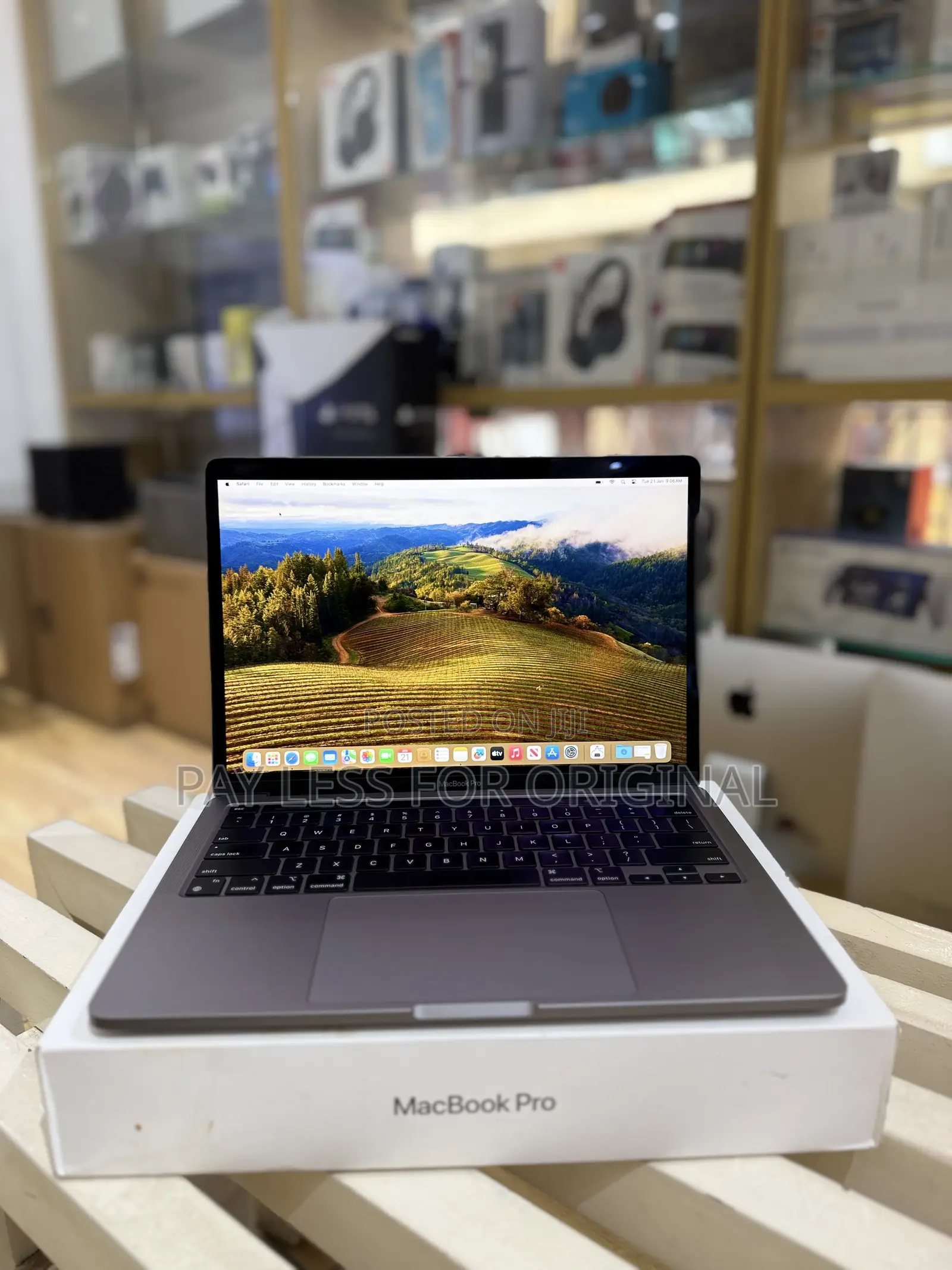 Laptop Apple MacBook Pro 2022 M2 8GB Apple M2 SSD 512GB