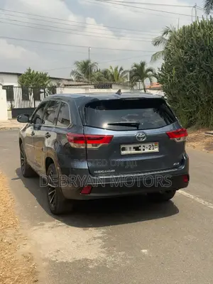 Toyota Highlander XLE 4x4 V6 (3.5L 6cyl 8A) 2017 Blue