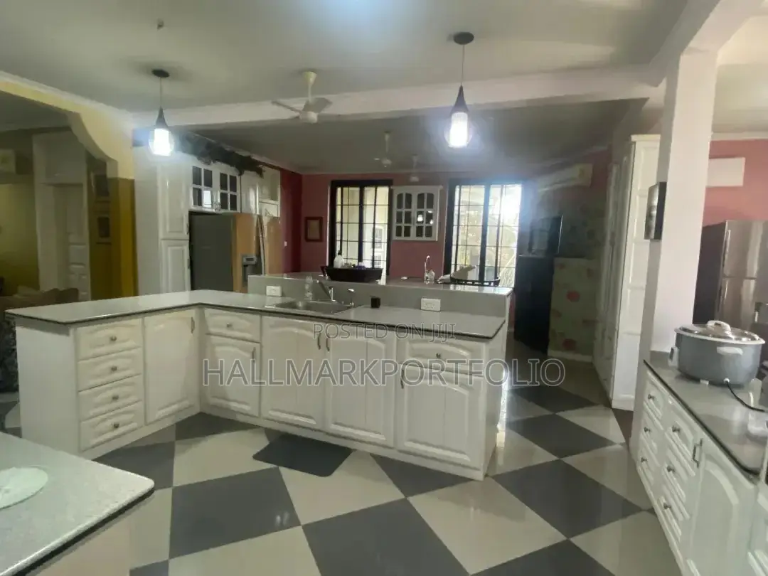 9bdrm House in Amasaman Doboro for sale