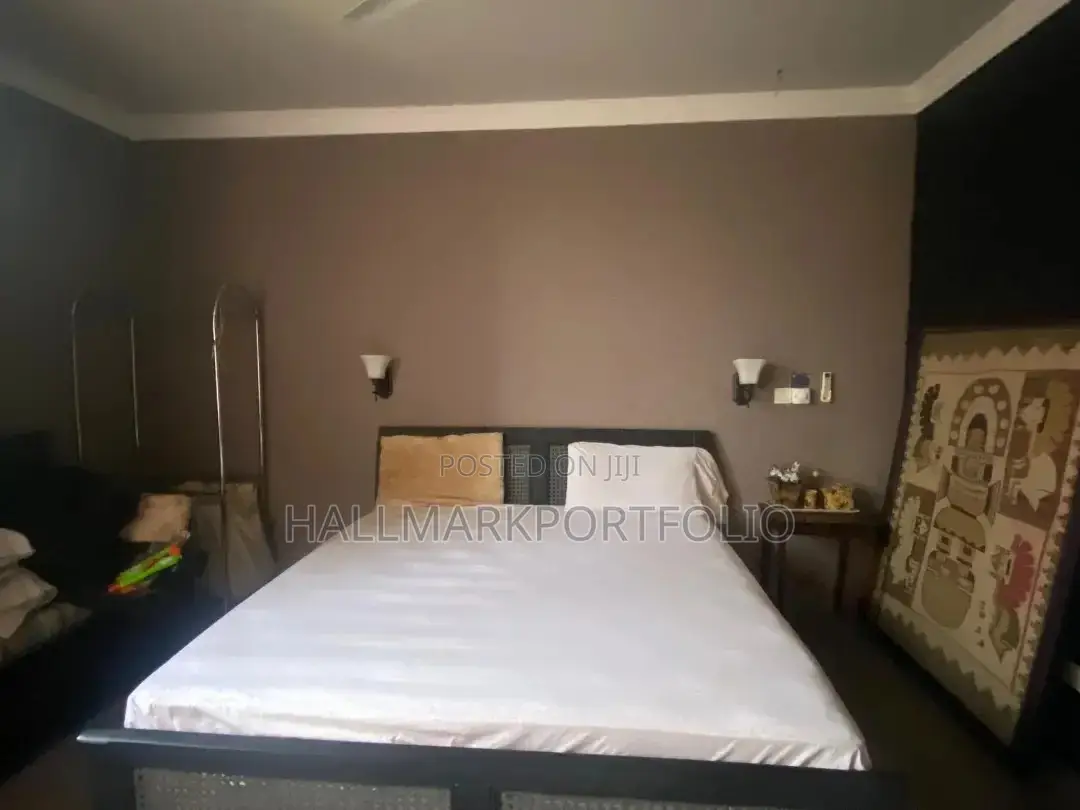 9bdrm House in Amasaman Doboro for sale