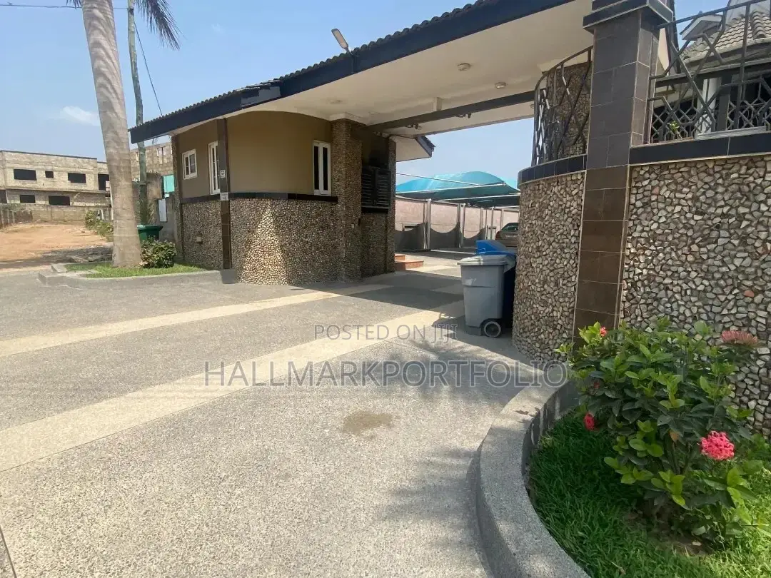 9bdrm House in Amasaman Doboro for sale