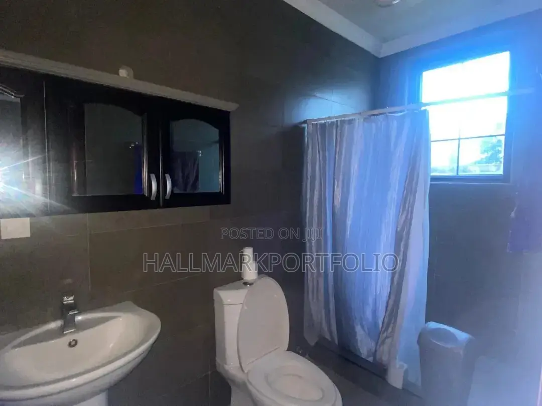 9bdrm House in Amasaman Doboro for sale