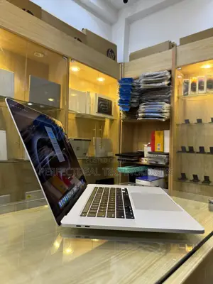 New Laptop Apple MacBook Pro 2019 32GB Intel Core i7 SSD 512GB