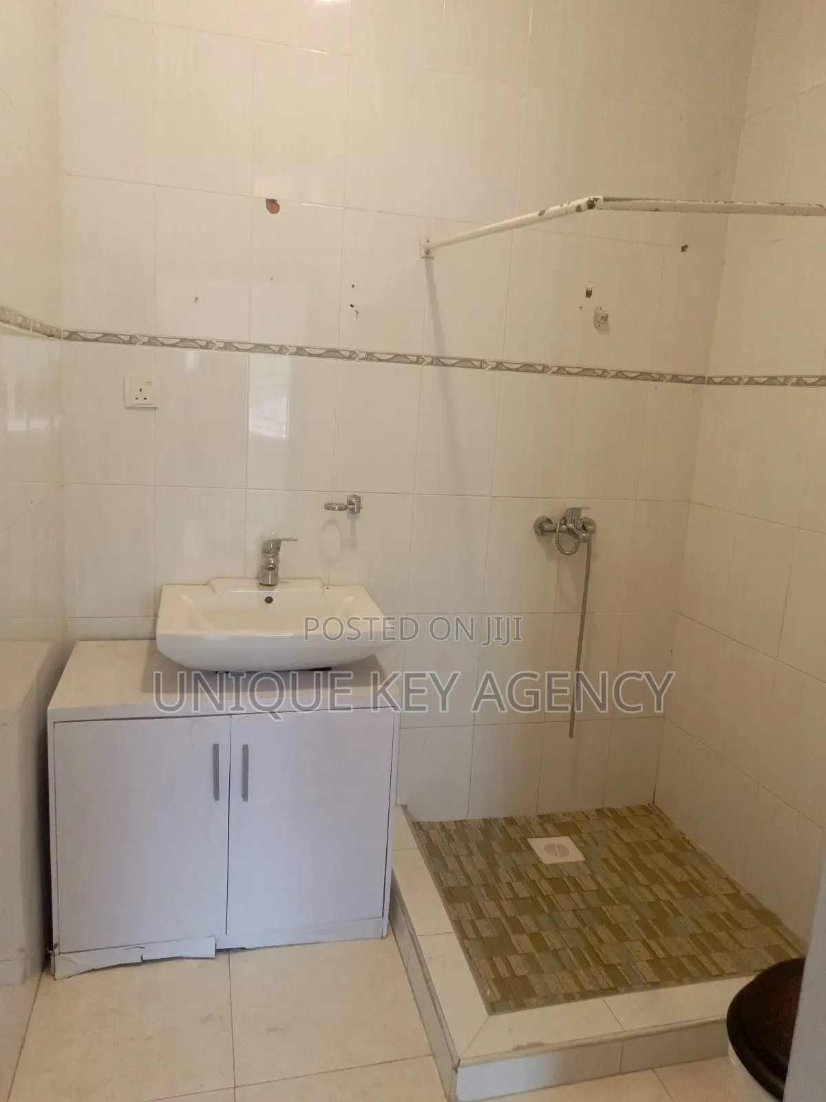 3bdrm Apartment in Unique Key Agency, Dzorwulu for rent